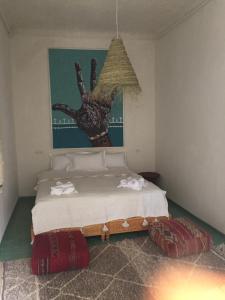 Een bed of bedden in een kamer bij EDEN KAM Riad