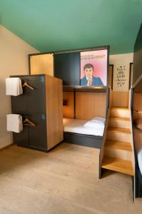 Rúm í herbergi á Sparks Hostel