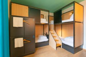 Rúm í herbergi á Sparks Hostel