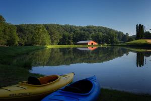 two kayaks are sitting on the shore of a lake at Springmaid Mountain Retreat & Stables in Spruce Pine