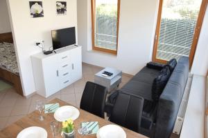 sala de estar con sofá y mesa en COMFY and BRIGHT Apartment, en Kranj