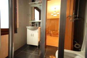 y baño con lavabo y espejo. en Hasekisultan Suite House en Estambul