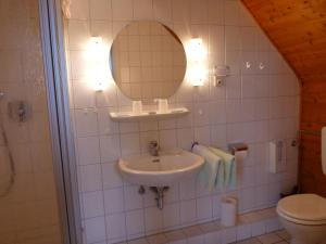 Kylpyhuone majoituspaikassa Hotel-Pension Stöber