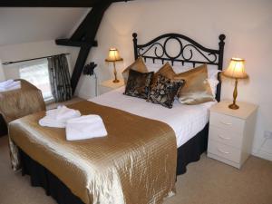 En eller flere senger på et rom på The Shakespeare Lodge - Sleeps up to 12 - HOT TUB