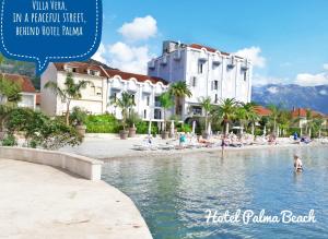 Blick auf ein Resort mit Menschen im Wasser in der Unterkunft Apartments Villa Vera in Tivat