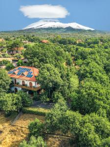 una vista aerea di una casa con una montagna sullo sfondo di Domus Verdiana a Ragalna