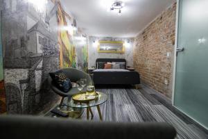Cette chambre comprend un lit, un canapé et une table. dans l'établissement Old Town Studio Apartment, à Sibiu