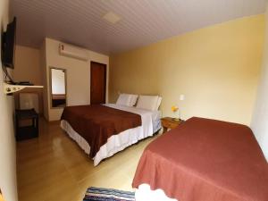 En eller flere senger på et rom på Casa do Maneco