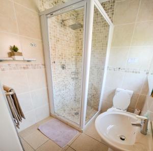 y baño con ducha y aseo. en River Rooms - Chilled and Relaxed - Colchester - 5km from Elephant Park, en Colchester