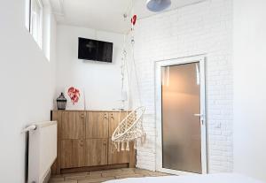 TV a/nebo společenská místnost v ubytování Eco Hostel DROVA