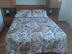 1 cama con edredón y 2 almohadas en Precioso apartamento en Lugo