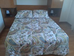 A bed or beds in a room at Precioso apartamento