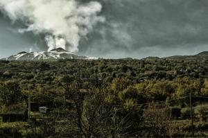 リングアグロッサにあるAgriturismo Kikajonの遠くから煙が出る山