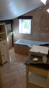 y baño con lavabo y bañera. en Le Relais de la Tour, en La Chaussée-Saint-Victor