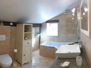 y baño con bañera, lavabo y aseo. en Le Relais de la Tour, en La Chaussée-Saint-Victor