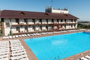 サラトフにあるPark-Hotel Vishnevaya Goraの大きなスイミングプール付きのホテルのオーバーヘッドビュー