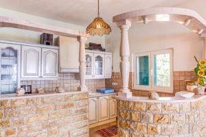 Kuchyň nebo kuchyňský kout v ubytování Villa Hacienda Grof