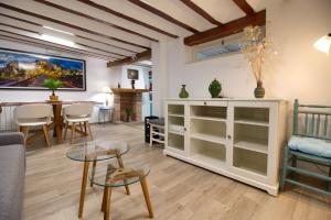 a living room with a table and chairs at cuencaloft trinidad in Cuenca