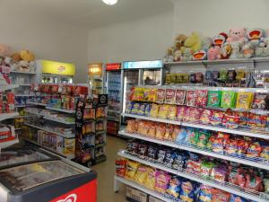 Supermercado u otro tipo de tienda en el albergue o alrededores