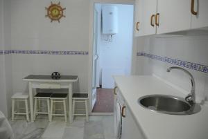 Kuchyňa alebo kuchynka v ubytovaní Apartamentos Aretusa Zahara + 37 fotografií