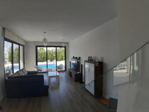 Bazén v ubytovaní Villa La Marina alebo v jeho blízkosti