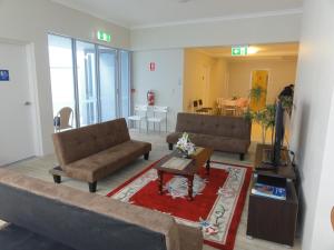 - un salon avec deux canapés et une table dans l'établissement Perth 178 Backpackers, à Perth