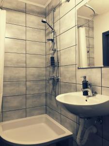 Un baño blanco con lavabo y espejo. en Artisan House Meraki, en Udbina 12 fotos más