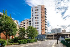 um edifício branco alto numa rua da cidade em Vertex Luxury Suite em Croydon