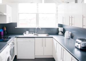 A kitchen or kitchenette at MAYFAIR PRIME APARTMENTS