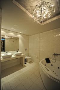 A bathroom at Hotel Iliana