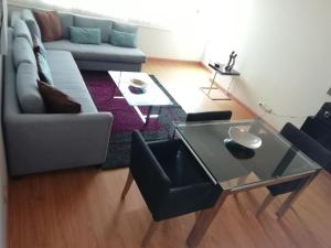 sala de estar con sofá y mesa de cristal en Apart Peru, en Lima