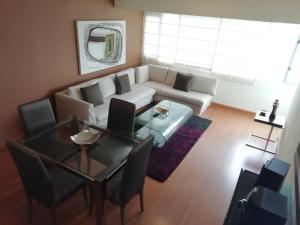 sala de estar con sofá y mesa en Apart Peru, en Lima