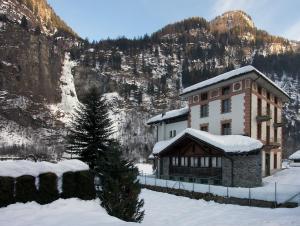 Nespecifikovaný výhled na hory nebo výhled na hory při pohledu z hotelu