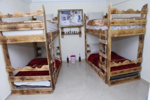 Двох'ярусне ліжко або двоярусні ліжка в номері Tayought Surf House