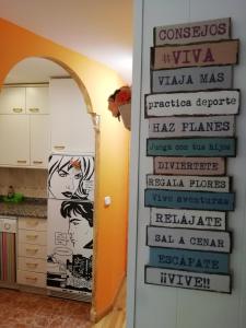 パンティコサにあるApartamento Caldarésの台所の看板の壁