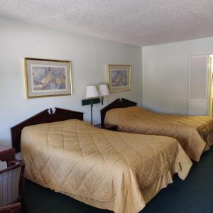 a hotel room with two beds in a room at Travel Inn in Delaware