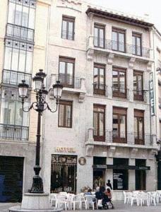 un edificio con un lampione davanti di Hotel Rey Niño ad Ávila