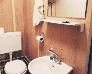 Bilik mandi di Bjarnastaðir Guesthouse