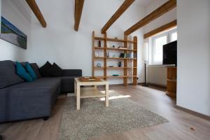 a living room with a couch and a table at Komfort-Ferienwohnungen"Am Furlbach" in Schloß Holte-Stukenbrock