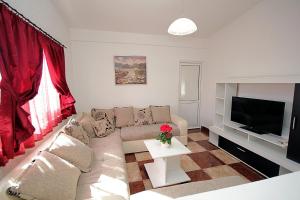 TV a/nebo společenská místnost v ubytování Apartments Kruna Jovanović
