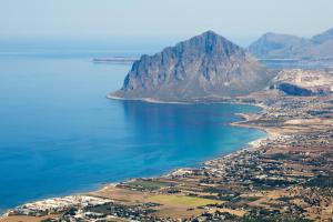 una vista aérea del océano y una montaña en La Dimora Di Odisseo en Trapani