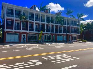 ein großes Gebäude an der Straßenseite in der Unterkunft One bedroom apt with private patio near Fort Lauderdale beach in Fort Lauderdale