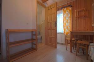 ムジャシフレにあるPokoje Gościnne Za Sichłąのテーブル付きの部屋、ドア付きのバスルームが備わる客室です。