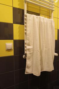 łazienka z białymi ręcznikami wiszącymi na wieszaku w obiekcie Akademik Praski w Warszawie