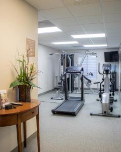 The fitness centre and/or fitness facilities at Best Western Plus Richmond Hill Inn