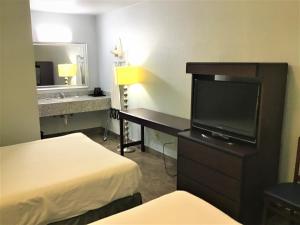 Postel nebo postele na pokoji v ubytování Hwy 59 Motel Laredo Medical Center