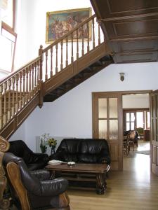 - un salon avec un canapé et un escalier dans l'établissement Villa Vlasta, à Karlovy Vary