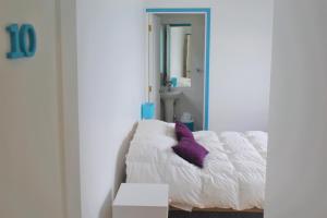 Postelja oz. postelje v sobi nastanitve Bahía Luz Hostal