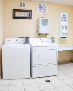 two washing machines and a dryer in a room at Best Western Plus Richmond Hill Inn in Richmond Hill