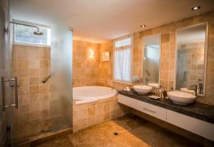 a bathroom with two sinks and a tub at Aranwa Pueblito Encantado del Colca in Coporaque